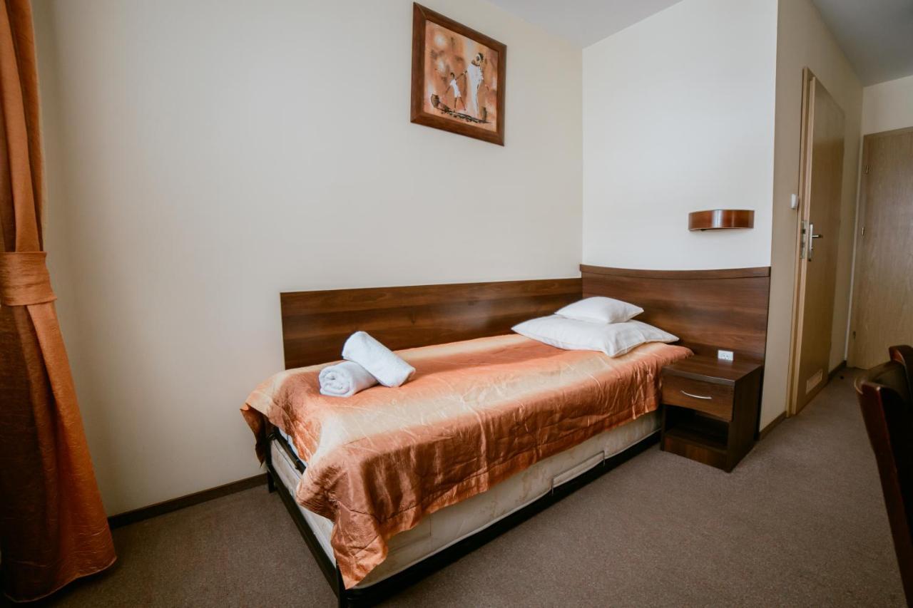 Niemodlin Hotel Domino מראה חיצוני תמונה