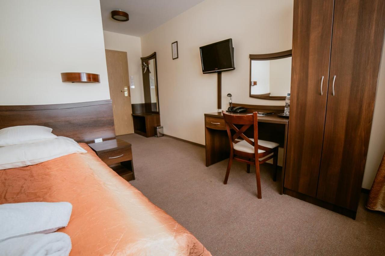 Niemodlin Hotel Domino מראה חיצוני תמונה