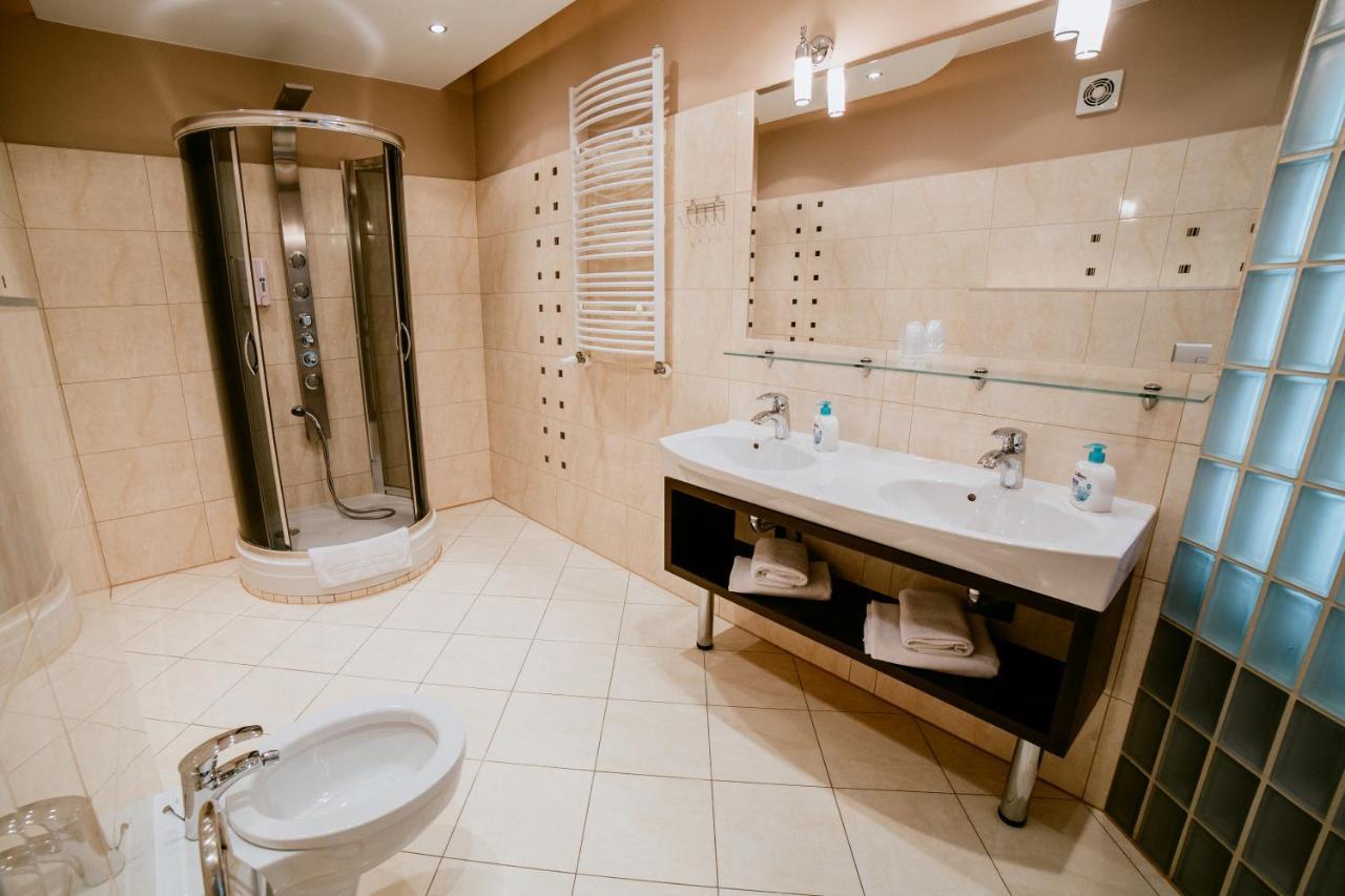 Niemodlin Hotel Domino מראה חיצוני תמונה