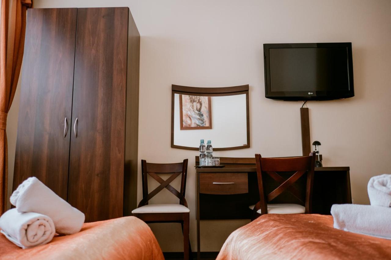 Niemodlin Hotel Domino מראה חיצוני תמונה